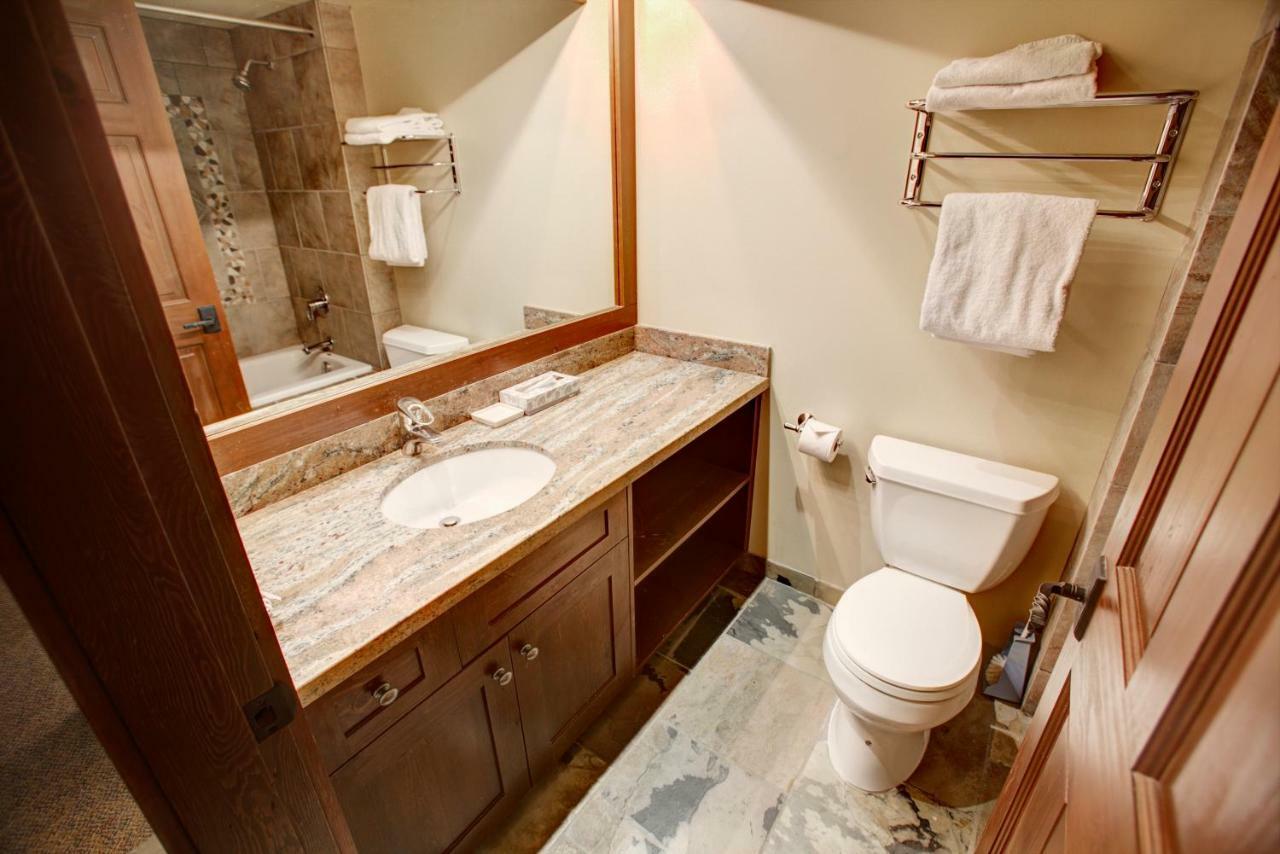 Greystone Lodge Уистлер Экстерьер фото